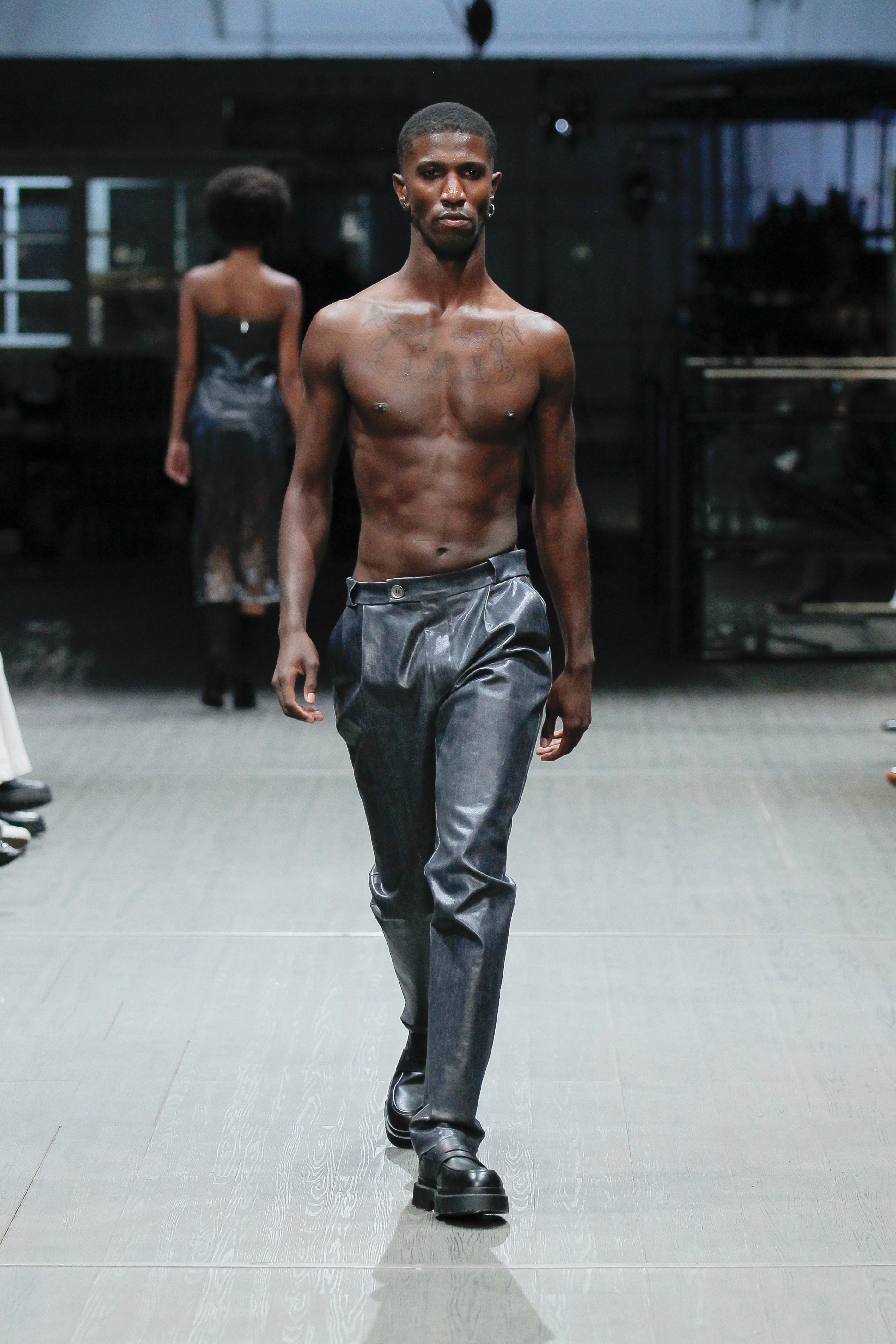 Calça jeans masculina com folha transparente