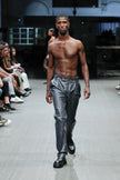 Calça jeans masculina com folha transparente