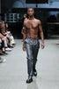 Calça jeans masculina com folha transparente