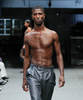 Calça jeans masculina com folha transparente